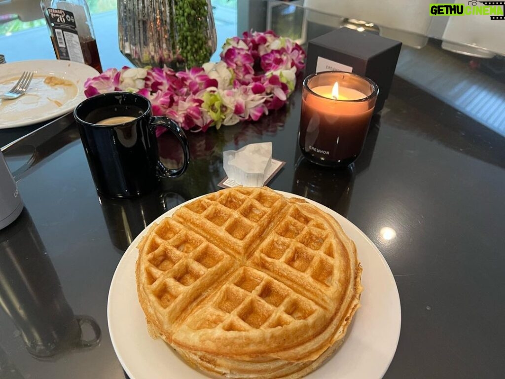 Jeremy Renner Instagram - Good Monday Morning … A long weekend of performances, birthdays, graduations, and of course love and laughter …. Brings me to here now. Wishing you a wonderful week (waffles are Ava’s , I get a vitamin and supplement shake in the afternoon after my fast 🥴).