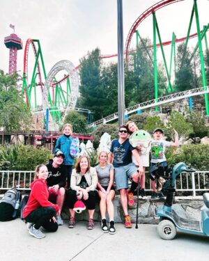 Jeremy Renner Instagram - Good Friday , made magic on the mountain with some of my amazing family! ❤️ @sixflagsmagicmountain #thankyou