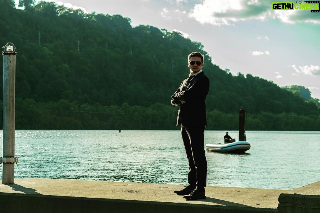 Jeremy Renner Instagram - Nearly half way through season 2. I want to thank the fans for loving this show!! We work hard to bring cinema quality movie and stories to streaming @paramountplus This makes for great binging when the entire season is released. It gets better and better this season π―π @mayorofkingstown