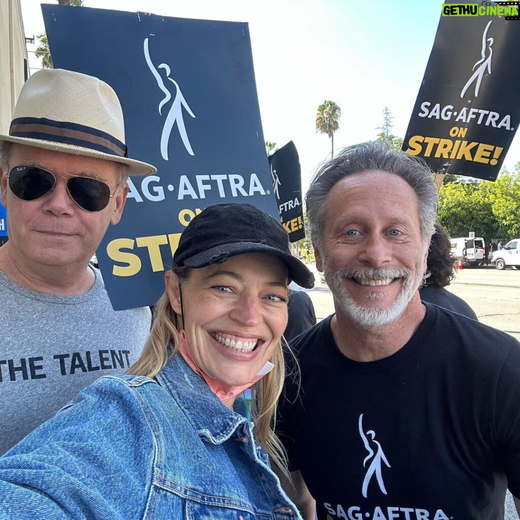 Jeri Ryan Instagram - Loved seeing the turnout today at the WB picket line as our Neg Comm heads back to the table! HUGE thanks to all our @wgawest family for showing up for us. And, as always, a massive thank you and AAALLLL the love to our AMAZING team of strike Captains for their dedication and enthusiasm day after day! One day longer, one day stronger. ✊🏼 @sagaftra @wgawest #sagaftrastrong #unionstrong #1u