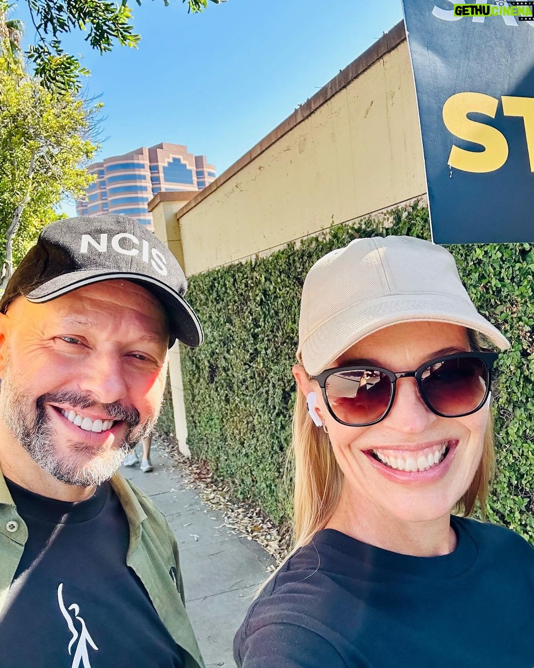 Jeri Ryan Instagram - Amazing day on the WB picket line today! GREAT energy, great solidarity, great friends… This is really feeling like the home stretch, kids. I’m gonna quote @officialevercarradine, because I think she said it best: To my @sagaftra family, let's remember to stick together. Our negotiations committee will keep us up to date on all talks with the AMPTP. If you read something in the trades that doesn't directly quote our leadership, don't believe it. Solidarity is everything. Big shoutout to our WA family for reaching a tentative deal on a new contract and still showing up on the line today to support your actors. We're all in this together. #sagaftra #solidarity #1u #sagaftrastrong #wga #wgastrong
