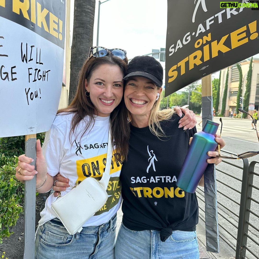 Jeri Ryan Instagram - So fun seeing friends on the picket line today! ❤️✊🏼 @sagaftra #sagaftrastrong #unionstrong #1u