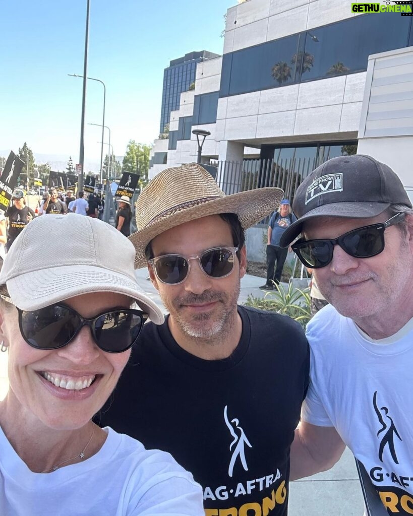 Jeri Ryan Instagram - Absolutely amazing morning at Universal with my union brothers & sisters (and some old friends I got to catch up with!) @sagaftra @ericstonestreet @missmarymmouser @santiagoc #unionstrong #sagaftrastrong #1u