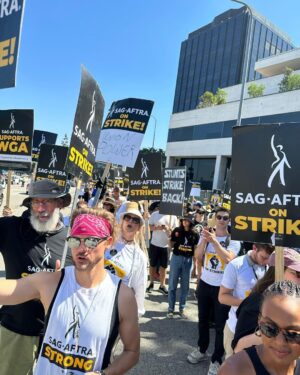 Jeri Ryan Instagram - Absolutely amazing morning at Universal with my union brothers & sisters (and some old friends I got to catch up with!) @sagaftra @ericstonestreet @missmarymmouser @santiagoc 
#unionstrong #sagaftrastrong #1u