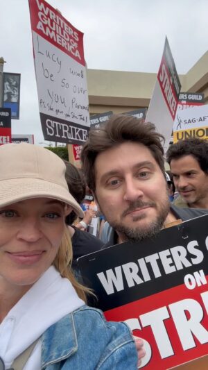 Jeri Ryan Instagram - AMAZING turnout and ENERGY at “Star Trek Day” picketing at Paramount today! I spy @terrymatalas @jonathandelarco @mramontgomery @santiagoc @tiffanyshepis ✊🏼 @sagaftra #wgastrong #unionstrong #1u