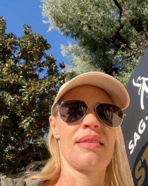 Jeri Ryan Instagram - Disney, Day 111.
Our WB family REPRESENTING! ✊🏼
One day longer.
One day stronger.
AS LONG AS IT FUCKING TAKES. ✊🏼
@sagaftra #sagaftrastrong #sagaftrastrike #power2performers