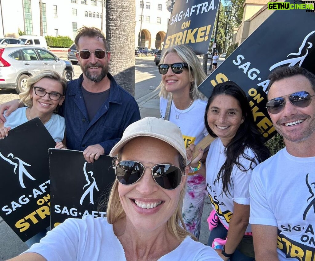 Jeri Ryan Instagram - Love the solidarity on the WB picket line with this glorious @sagaftra family! ✊🏼 Keep coming out and SHOWING UP — EVERY DAY until we get the deal we need and deserve! We didn’t come this far to only come this far. Stand strong. They need us. One day longer. One day stronger. As long as it takes. ✊🏼 #sagaftrastrong #sagaftrastrike #power2performers