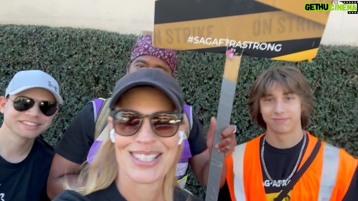 Jeri Ryan Instagram - Ok, I am admittedly a crappy camera person, but the sentiment is there! Come join us out on the picket lines for Day 99 of the @sagaftra strike. Let’s stand strong with our NegCom and get these studio execs BACK TO THE DAMN TABLE. ✊🏼