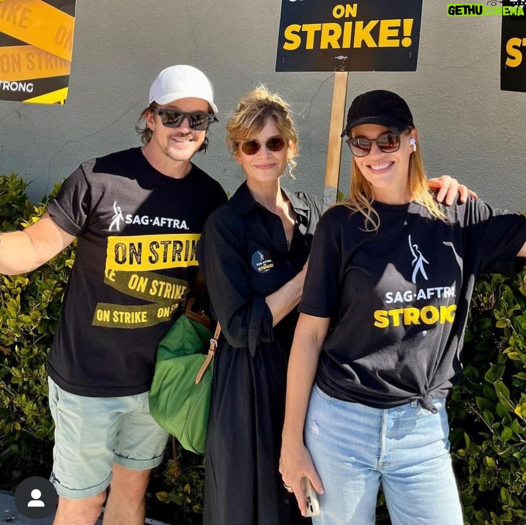 Jeri Ryan Instagram - Crime fam and space fam solidarity. ✊🏼@sagaftra #sagaftrastrong #power2performers #unionstrong #1u