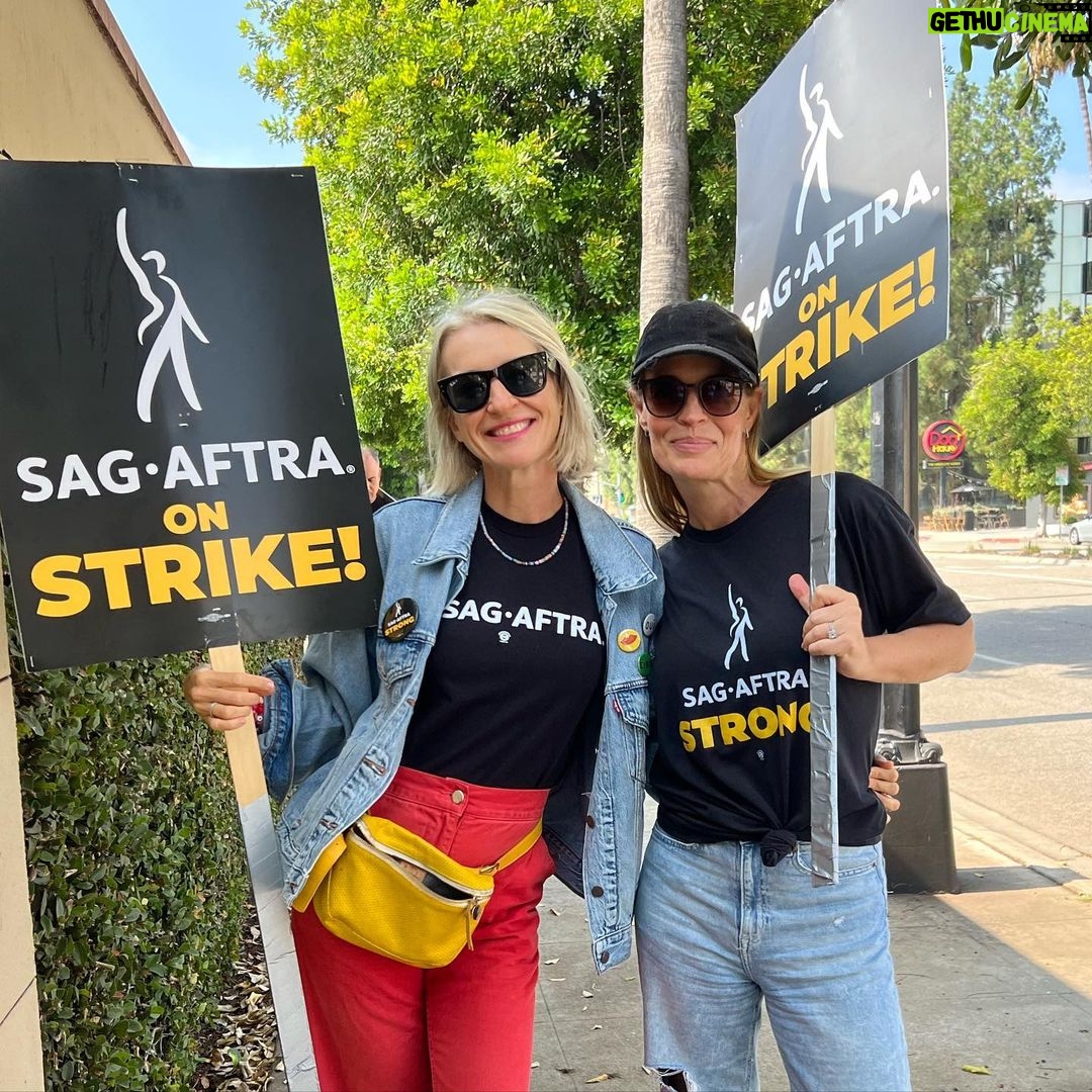 Jeri Ryan Instagram - So fun seeing friends on the picket line today! ❤️✊🏼 @sagaftra #sagaftrastrong #unionstrong #1u