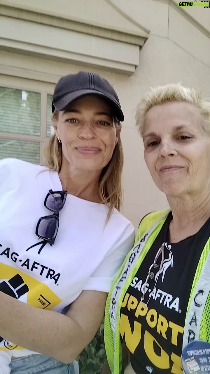 Jeri Ryan Instagram - Doin' the thing! #1u #1stDualUnionStrikeIn63Years #IStandWithWGA #WGAStrike2023 #SAGAFTRAStrike2023 #UnionProud #SAGAFTRAMember #UnionActor #SAGAFTRAStrong #UnionStrong #FairPayInPerpetuity Warner Bros Studios
