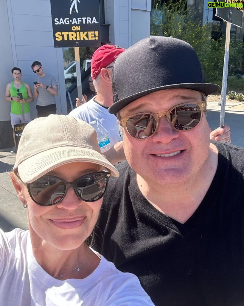Jeri Ryan Instagram - Absolutely amazing morning at Universal with my union brothers & sisters (and some old friends I got to catch up with!) @sagaftra @ericstonestreet @missmarymmouser @santiagoc #unionstrong #sagaftrastrong #1u