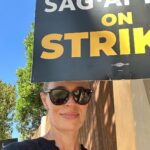 Jeri Ryan Instagram - Back at it! ✊🏼 @sagaftra #sagaftrastrong #unionstrong #1u