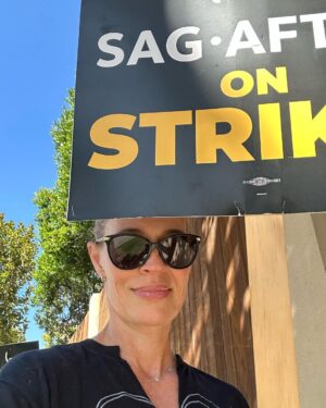 Jeri Ryan Instagram - Back at it! ✊🏼
@sagaftra  #sagaftrastrong #unionstrong  #1u