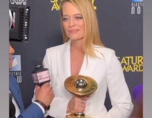 Jeri Ryan Instagram - I mean… 😍🤯💗 
@jamescameronofficial 
@realmichellehurd 
@sabrejet 
@saturnawards