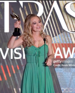Jeri Ryan Instagram - Thank you @hollywoodcreativealliance !! 
What a lovely send off for a character that I truly loved getting to embody again after so many years. ❤️🖖🏼 #astraawards #bestsupportingactress #sevenofnine  #captainseven #startrekpicard @startrekonpplus
mu: @spencerbarnesla hair: @jonlieckfeltbeauty