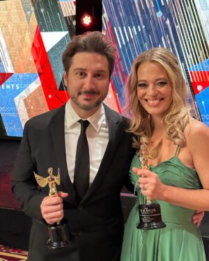 Jeri Ryan Instagram - Thank you @hollywoodcreativealliance !! 
What a lovely send off for a character that I truly loved getting to embody again after so many years. ❤️🖖🏼 #astraawards #bestsupportingactress #sevenofnine  #captainseven #startrekpicard @startrekonpplus
mu: @spencerbarnesla hair: @jonlieckfeltbeauty