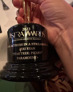 Jeri Ryan Instagram - Thank you @hollywoodcreativealliance !! 
What a lovely send off for a character that I truly loved getting to embody again after so many years. ❤️🖖🏼 #astraawards #bestsupportingactress #sevenofnine  #captainseven #startrekpicard @startrekonpplus
mu: @spencerbarnesla hair: @jonlieckfeltbeauty