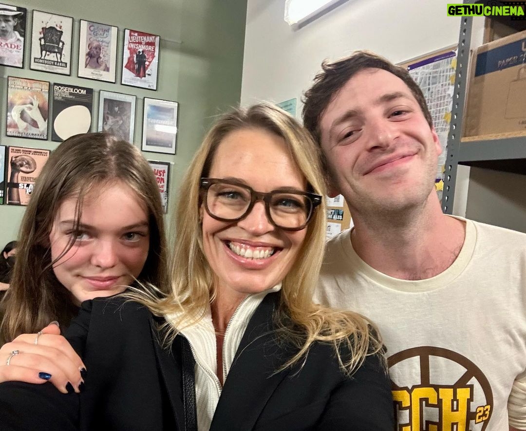 Jeri Ryan Instagram - My Pea and I enjoyed the show so much last week we had to go back and bring @chefeme with us. 😋 @alexedelman , you are a damn delight! If you’re in LA, do yourself a favor and don’t miss this show! @justforusshow @ctgla Mark Taper Forum