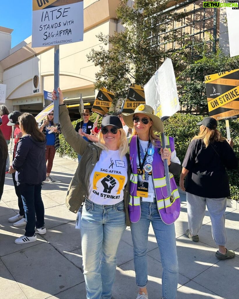 Jeri Ryan Instagram - DAY 110, Halloween shenanigans on the picket line. BEST surprise to see someone dressed as ME ON STRIKE. 🤣 (@aelynnnikole you absolutely nailed it!) So much strength and solidarity there — thank you @iatse for showing up in force again! This isn’t over. Let’s all KEEP SHOWING UP and show the AMPTP that we stand with our NegCom and with each other! One day liner. One day stronger. AS LONG AS IT FUCKING TAKES. ✊🏼 @sagaftra #sagaftrastrong #sagaftrastrike #power2performers #sagaftrachallenge