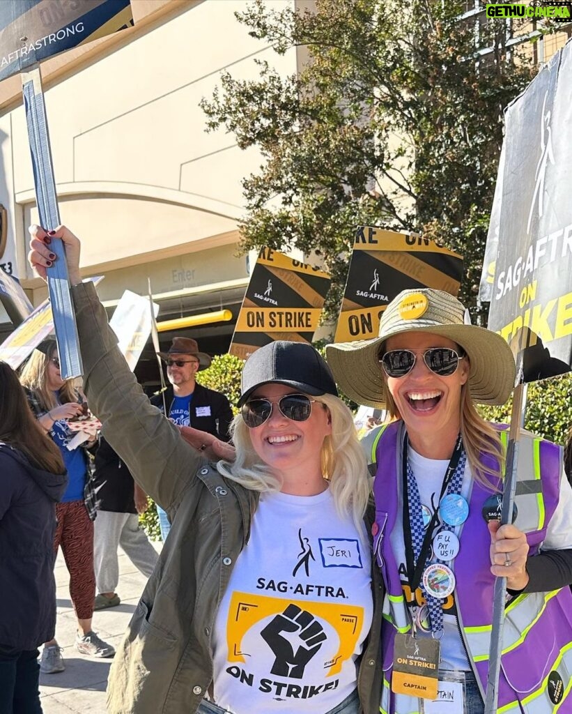 Jeri Ryan Instagram - DAY 110, Halloween shenanigans on the picket line. BEST surprise to see someone dressed as ME ON STRIKE. 🤣 (@aelynnnikole you absolutely nailed it!) So much strength and solidarity there — thank you @iatse for showing up in force again! This isn’t over. Let’s all KEEP SHOWING UP and show the AMPTP that we stand with our NegCom and with each other! One day liner. One day stronger. AS LONG AS IT FUCKING TAKES. ✊🏼 @sagaftra #sagaftrastrong #sagaftrastrike #power2performers #sagaftrachallenge