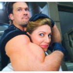 Jes Macallan Instagram - We’re back…and tonight’s episode of @cw_legendsoftomorrow is alARMing💪 Watch…or experience the wrath from this guys giant hairy arms… the choice is yours. 8pm on @thecw