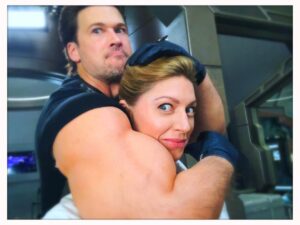 Jes Macallan Instagram - We’re back…and tonight’s episode of @cw_legendsoftomorrow is alARMing💪

Watch…or experience the wrath from this guys giant hairy arms… the choice is yours. 8pm on @thecw