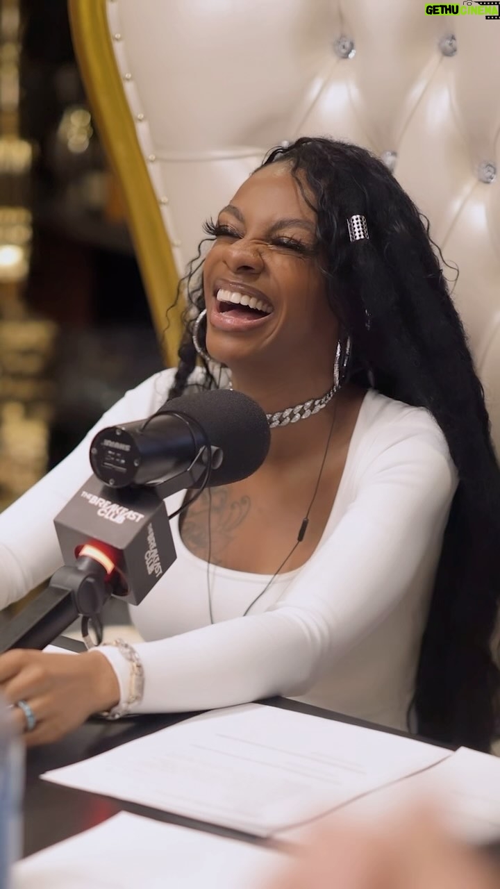 Jess Hilarious Instagram - JESSICA ROBIN MOORE: DAY 3 It’s been almost a full week and Lord do I see great things happening. I plan to elevate and amplify the strength and integrity of myself and my community ❤️🙏🏾 Standing in my best work, which is having the power to connect to our people is such a passion of mine 😉 ok ok love yall goodnight ☺️ Video shot and edited by @iloswork **I DO NOT OWN THE RIGHTS TO THIS MUSIC**
