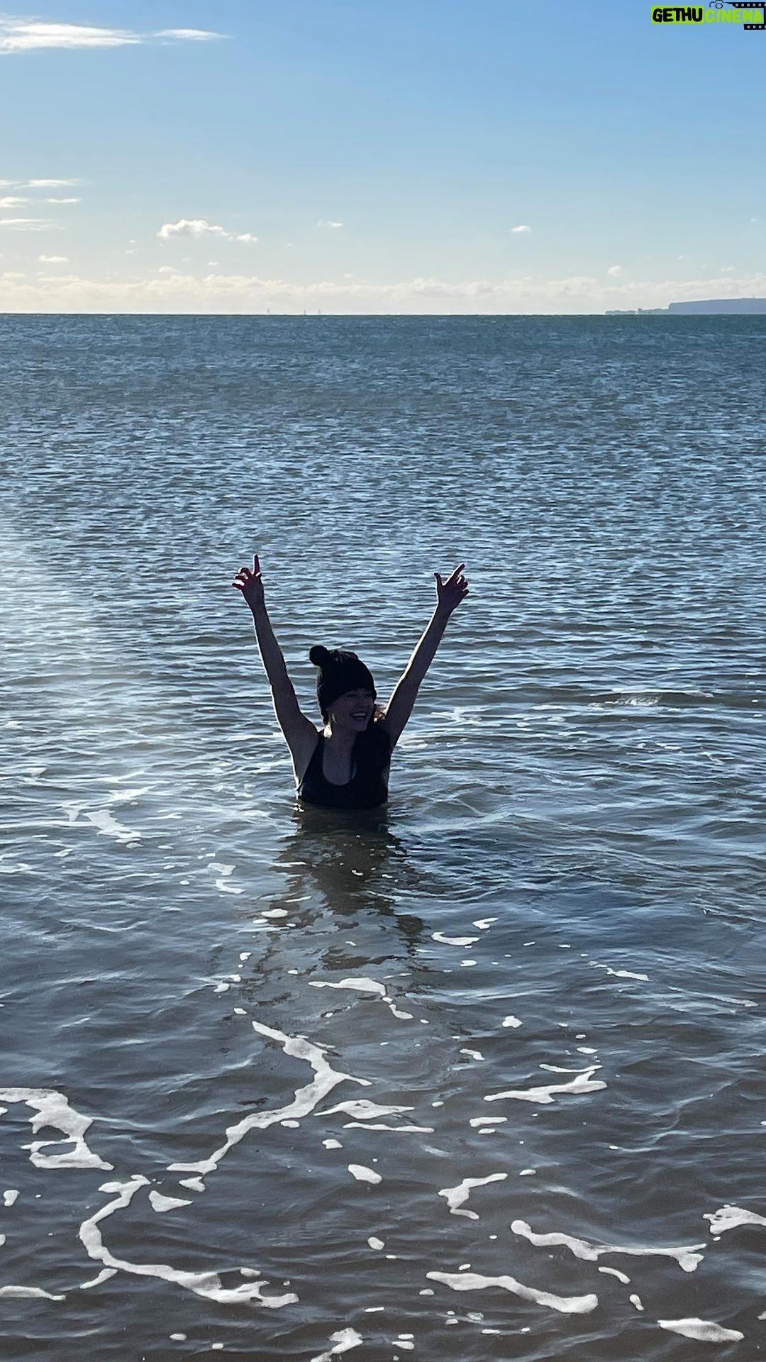 Jess Impiazzi Instagram - We did it! Freezing morning sea swimming! Yes weβre nuts but it felt bloody good! ππ just next time Iβll be getting Scoober shoes! My toes are about to fall off ππ₯Ά @teagan_slatter ππ₯Άπ #soulsunday