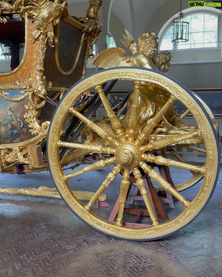 Jess Impiazzi Instagram - I was super lucky to have a private tour around the royal mews with @kayleigh_px @norfolk_n_chance_ @jonathanknight1967 - I got a kiss from one of the royal horses too 👑💂♀️🐎 The Royal Mews, Buckingham Palace