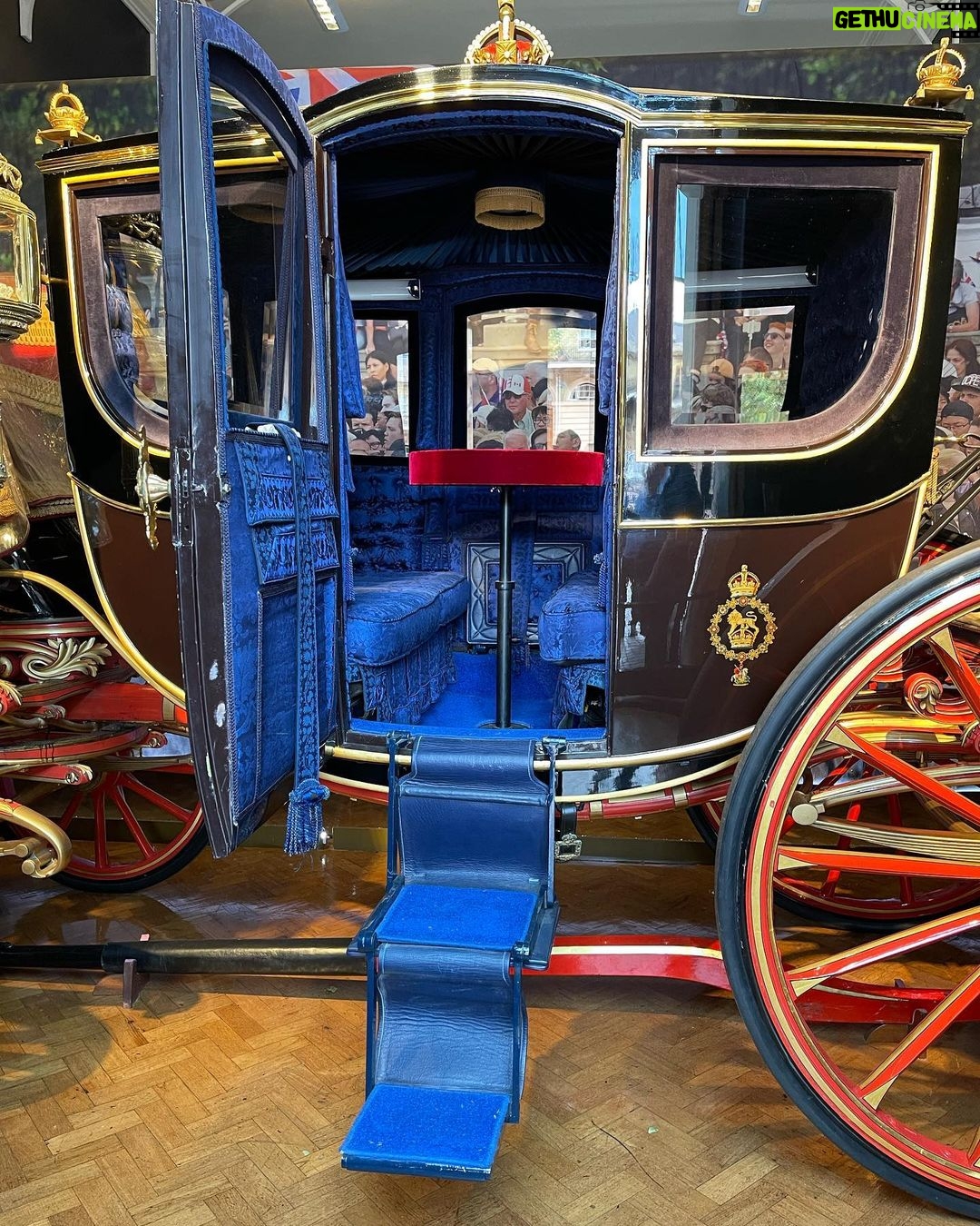 Jess Impiazzi Instagram - I was super lucky to have a private tour around the royal mews with @kayleigh_px @norfolk_n_chance_ @jonathanknight1967 - I got a kiss from one of the royal horses too 👑💂♀️🐎 The Royal Mews, Buckingham Palace
