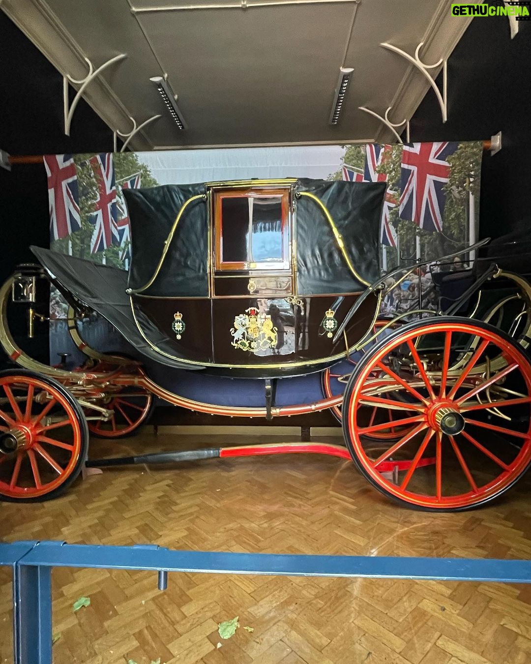 Jess Impiazzi Instagram - I was super lucky to have a private tour around the royal mews with @kayleigh_px @norfolk_n_chance_ @jonathanknight1967 - I got a kiss from one of the royal horses too 👑💂♀️🐎 The Royal Mews, Buckingham Palace