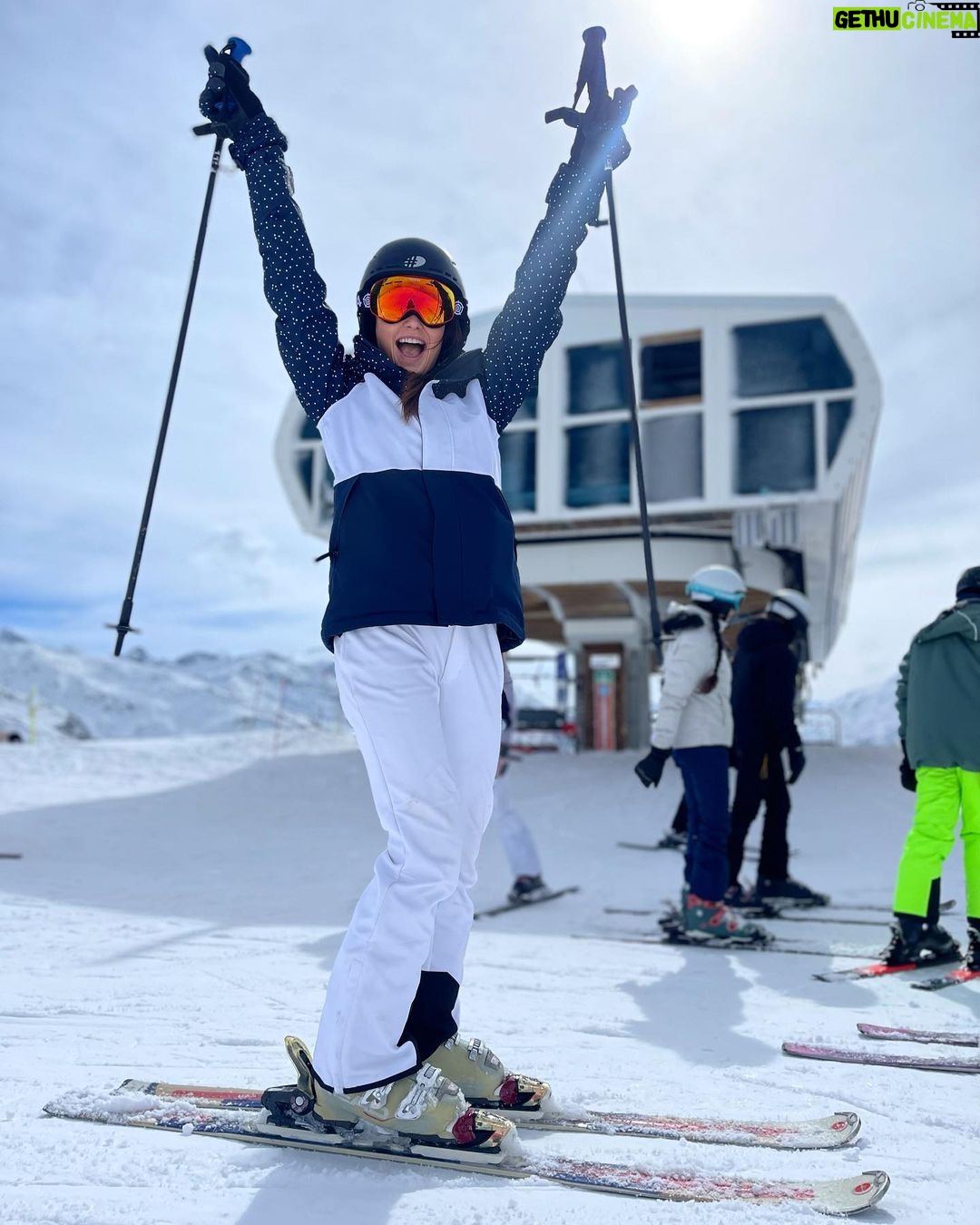 Jess Impiazzi Instagram - The last of my ski trip photo dump! It’s been a funny old start to the year personally with a few different things, almost like I’ve been keeping my head just above the water, but one thing I’ve learnt throughout life is the hard times don’t last! So when you’re in the eye of the storm keep powering through! Needed this time out more than I knew! I’m coming back totally refreshed and ready to go! And thank you to my best friends @alexvirley @mrelk91 and A big shout out to @tog24official for kitting me out because otherwise I’d have probably turned up in a pair of joggers and hoped for the best! I also learned that skiing as a beginner is scary as shit but if you go to apres ski have a few to many bevs 🥂 you suddenly turn into Eddie the eagle! (See last video ⛷️⛷️⛷️🤦🏻♀️❄️🏔️❄️) La Rosière - Espace San Bernardo
