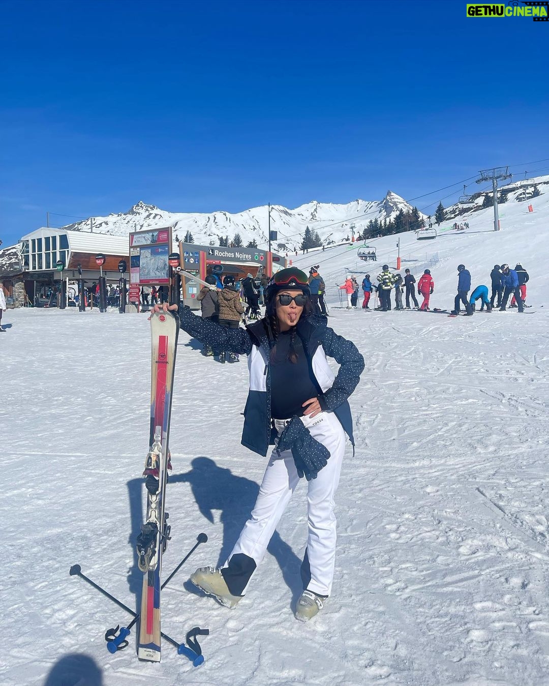 Jess Impiazzi Instagram - After my Bridget Jones antics yesterday I down graded to the green slopes and finally starting to find my ski legs! (Albeit those legs are killing me after the blue slopes yesterday and me snow ploughing for a good three hours! Basically a 3 hour squat! 🥴) but alas I’ve booked a lesson so fingers crossed for me folks! #ski #struggling #larosiere #france A massive shout out to @tog24official for kitting me out in the coolest ski gear! Making me a real life ‘All the gear but no idea’ ⛷️🏔️🥰🙌🏼 La Rosière - Espace San Bernardo