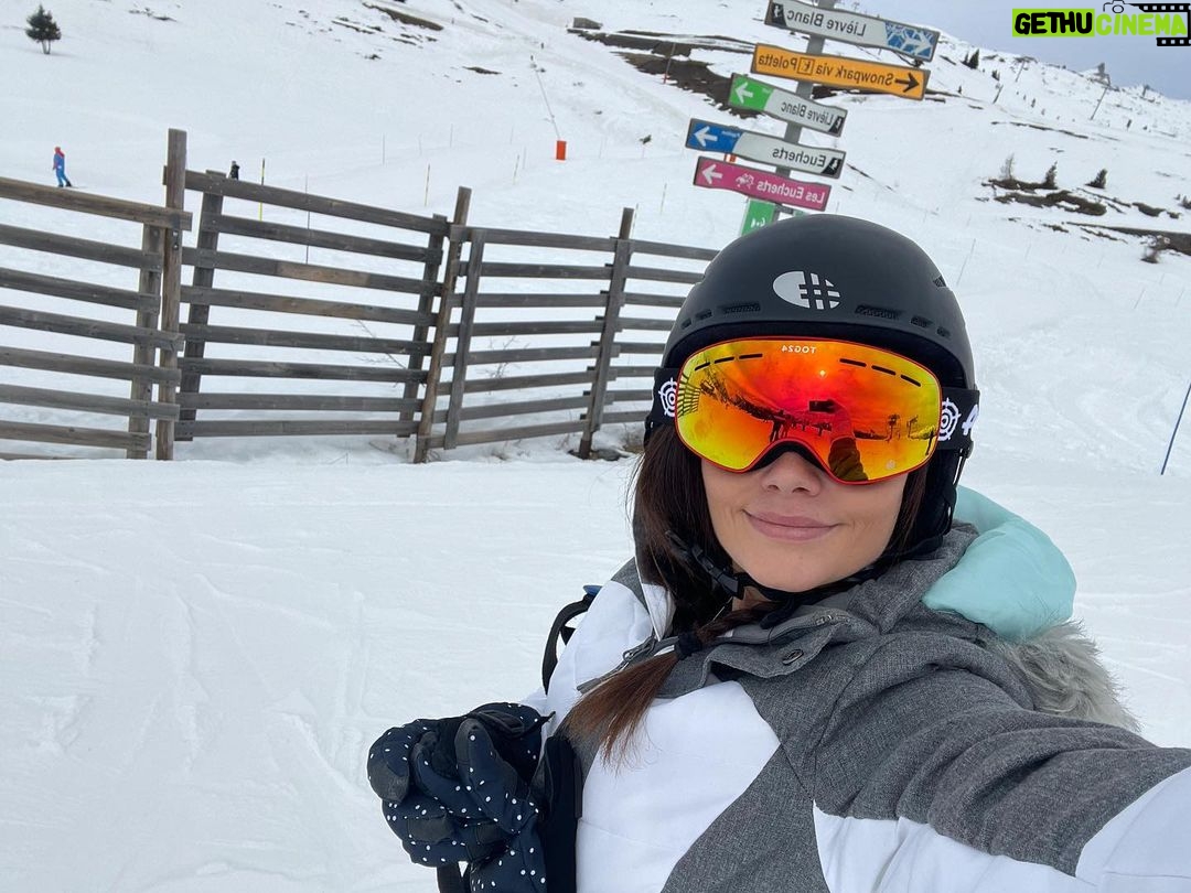 Jess Impiazzi Instagram - Successful day building confidence out on the green slopes 🏔️⛷️ After my embarrassing antics yesterday of a melt down and sliding down the mountain on my backside I’m very happy 😃 😂🤦🏻♀️⛷️🏔️ La Rosière - Espace San Bernardo
