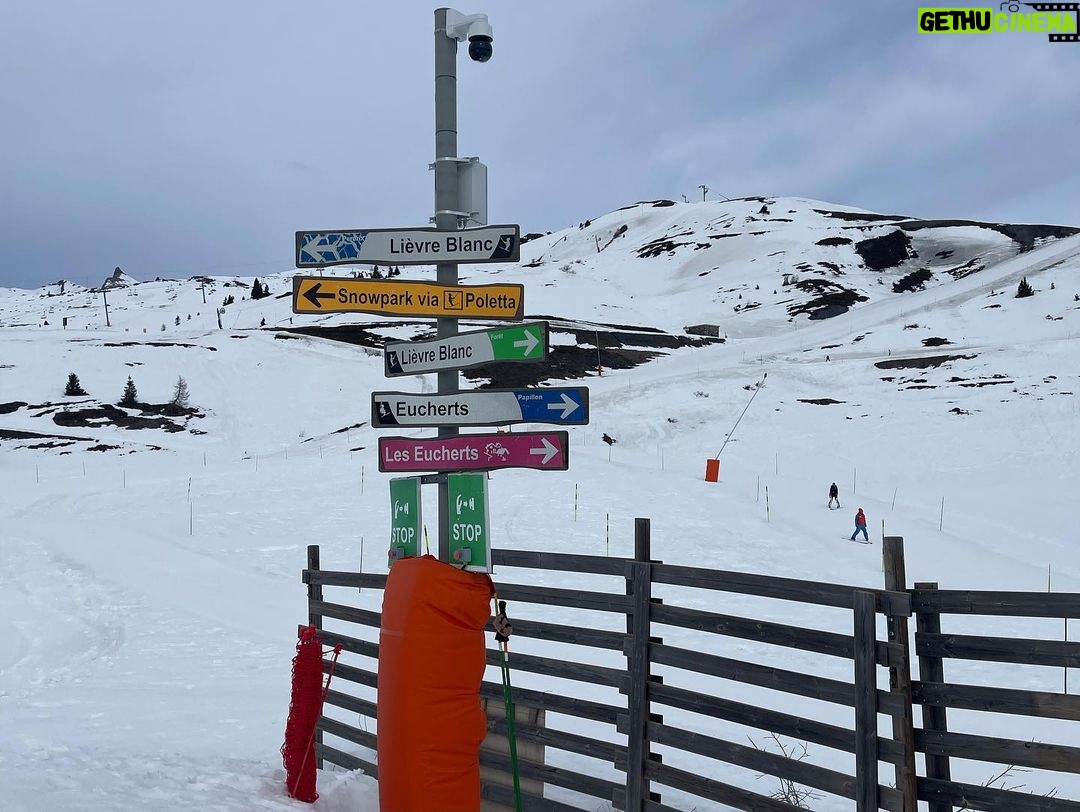 Jess Impiazzi Instagram - Successful day building confidence out on the green slopes 🏔️⛷️ After my embarrassing antics yesterday of a melt down and sliding down the mountain on my backside I’m very happy 😃 😂🤦🏻♀️⛷️🏔️ La Rosière - Espace San Bernardo