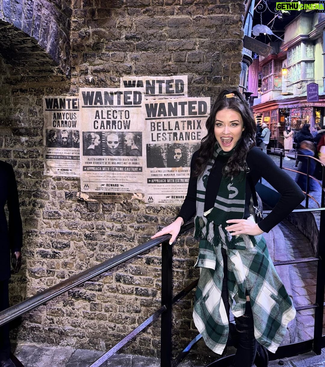 Jess Impiazzi Instagram - The place where my troubles just seem less troublesome 🧙🏻♀️ “Happiness can be found in the darkest of times, if one just remembers to turn on the light”💡🧙♂️👓🦉⚡️#potter #harrypotter #wbtourlondon Warner Bros. Studio Tour London