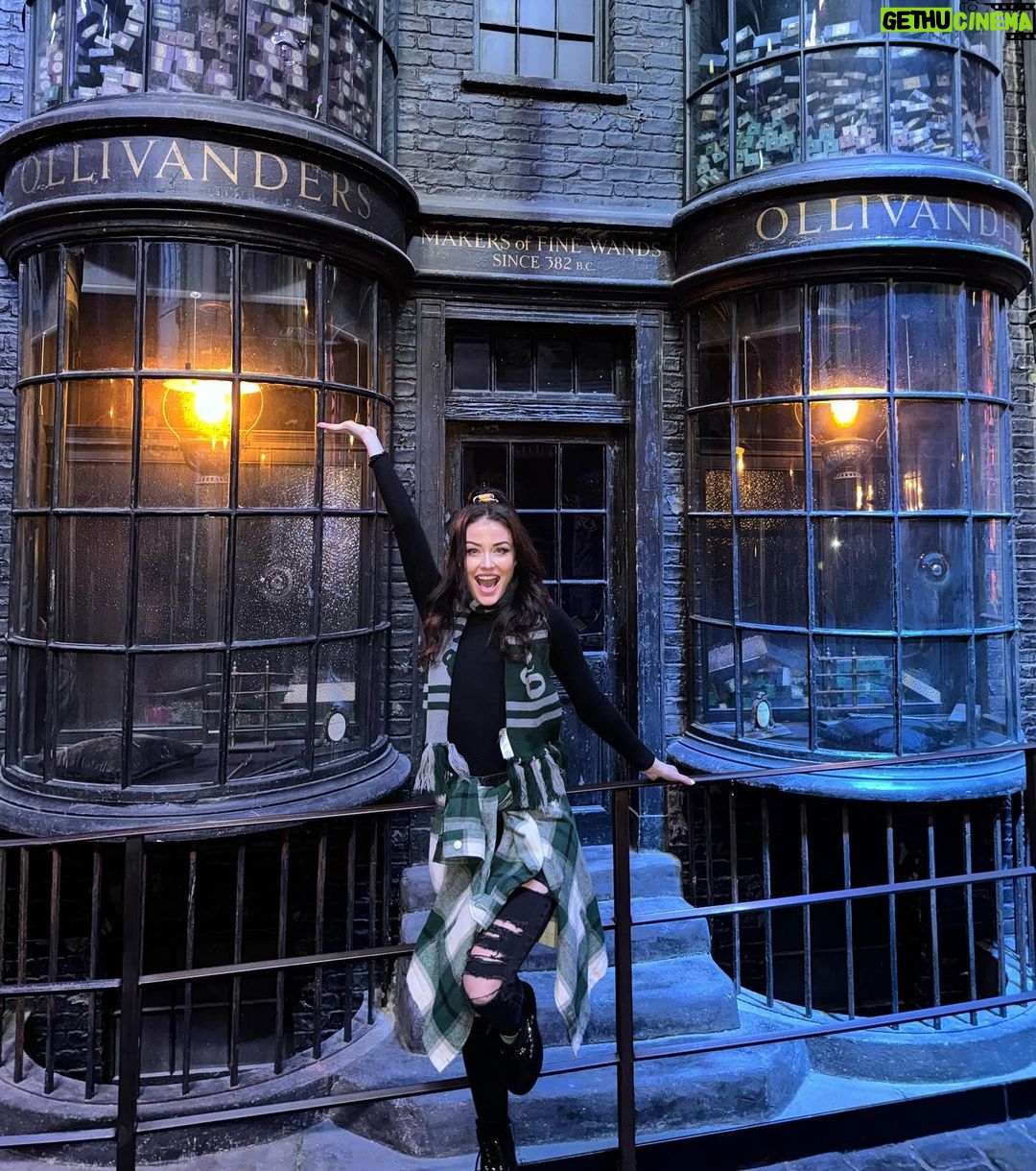 Jess Impiazzi Instagram - The place where my troubles just seem less troublesome 🧙🏻♀️ “Happiness can be found in the darkest of times, if one just remembers to turn on the light”💡🧙♂️👓🦉⚡️#potter #harrypotter #wbtourlondon Warner Bros. Studio Tour London