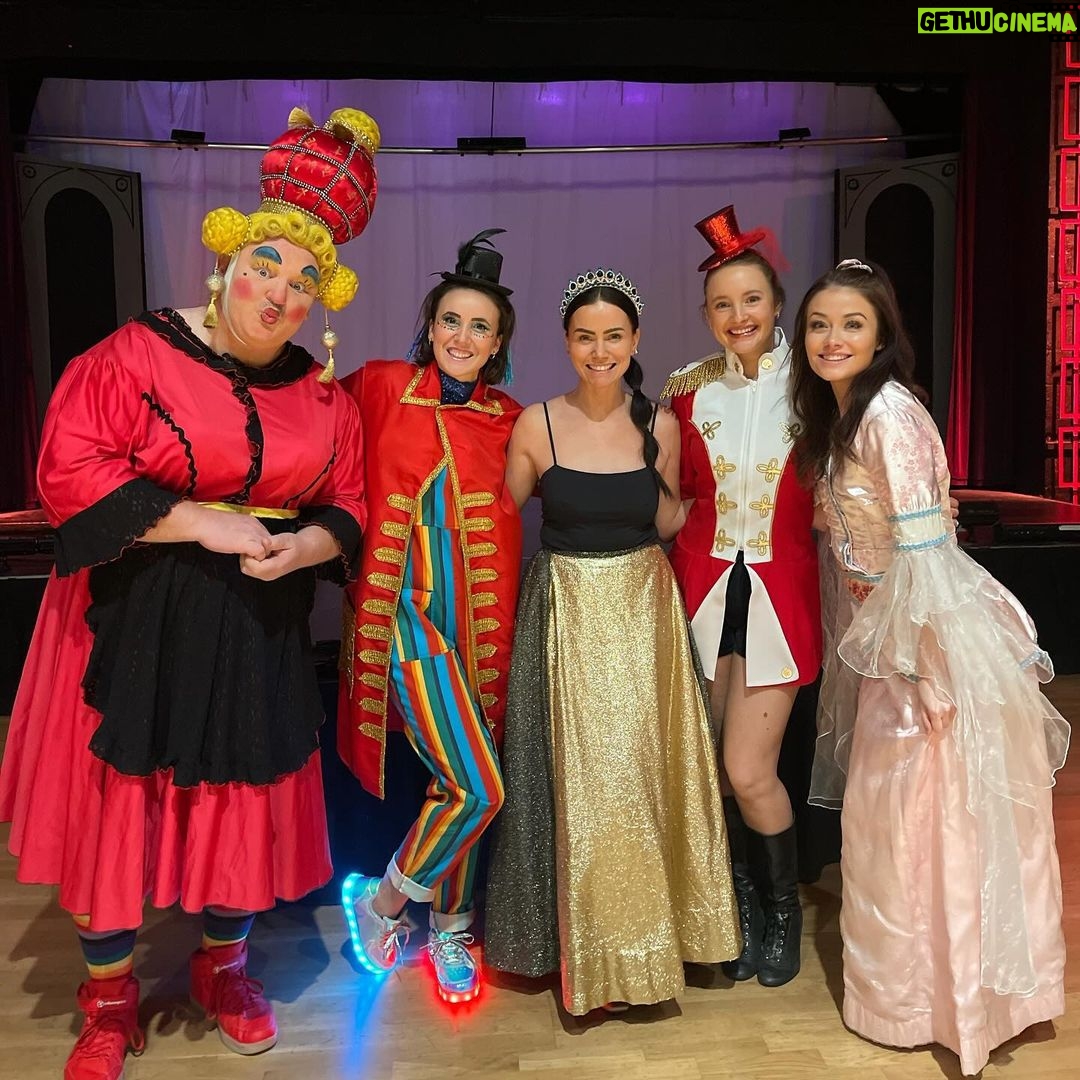 Jess Impiazzi Instagram - And 2023… that’s a wrap! 🎭 I can’t say it’s been a good one, continuous health issues and constant hospital appointments and everything else going on but I wouldn’t have got through the end of it without this lot ❤️ Here’s to a better 2024! Accepting what is, what comes and what goes, to adapting and moving forward holding faith that there is so much to look forward too ❤️ Have a happy new years everyone! And sending continued love and kindness to every single one of you 💫✨ have a magical 2024! ✨