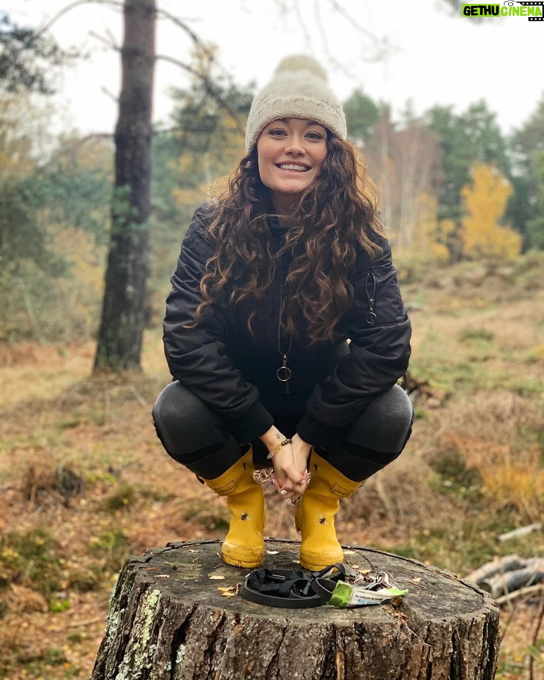 Jess Impiazzi Instagram - I’ve had a lot of things stripped away from me this year, future ideals, my health, work has suffered, lost a lot of my hair from Lupus, I’ve always had thick hair as you can see in these pics from a few years ago and now it’s super thin, (I’m getting some growth atm so that’s cheering me up) It’s got my thinking about life, and plans we have. We never ever know what’s around the corner, most things we have literally no control over, we can’t control how others may treat us we can’t control the economy and sometimes we loose our health through no fault of our own and yes that can be utterly shit. Somehow though I’ve managed to see how my lupus diagnosis has helped change me. I have no choice now but to put myself first for once, I have no choice but to say ‘no’ sometimes and I have to be the main person looking after myself. That can cause you to loose people but they were never meant to be there if that’s the case. Lupus has started helping me to fall back in love with myself and give myself the care I usually would exert on everyone else. It’s made me realise even more that you don’t have to look perfect all the time, it’s the inside that counts! I’ve learnt more stillness and the importance of calming my breath which helps with anxiety. There are many shit bits to being chronically ill. But I found the silver lining in mine and maybe it’s just what I needed. 🥰#lupus