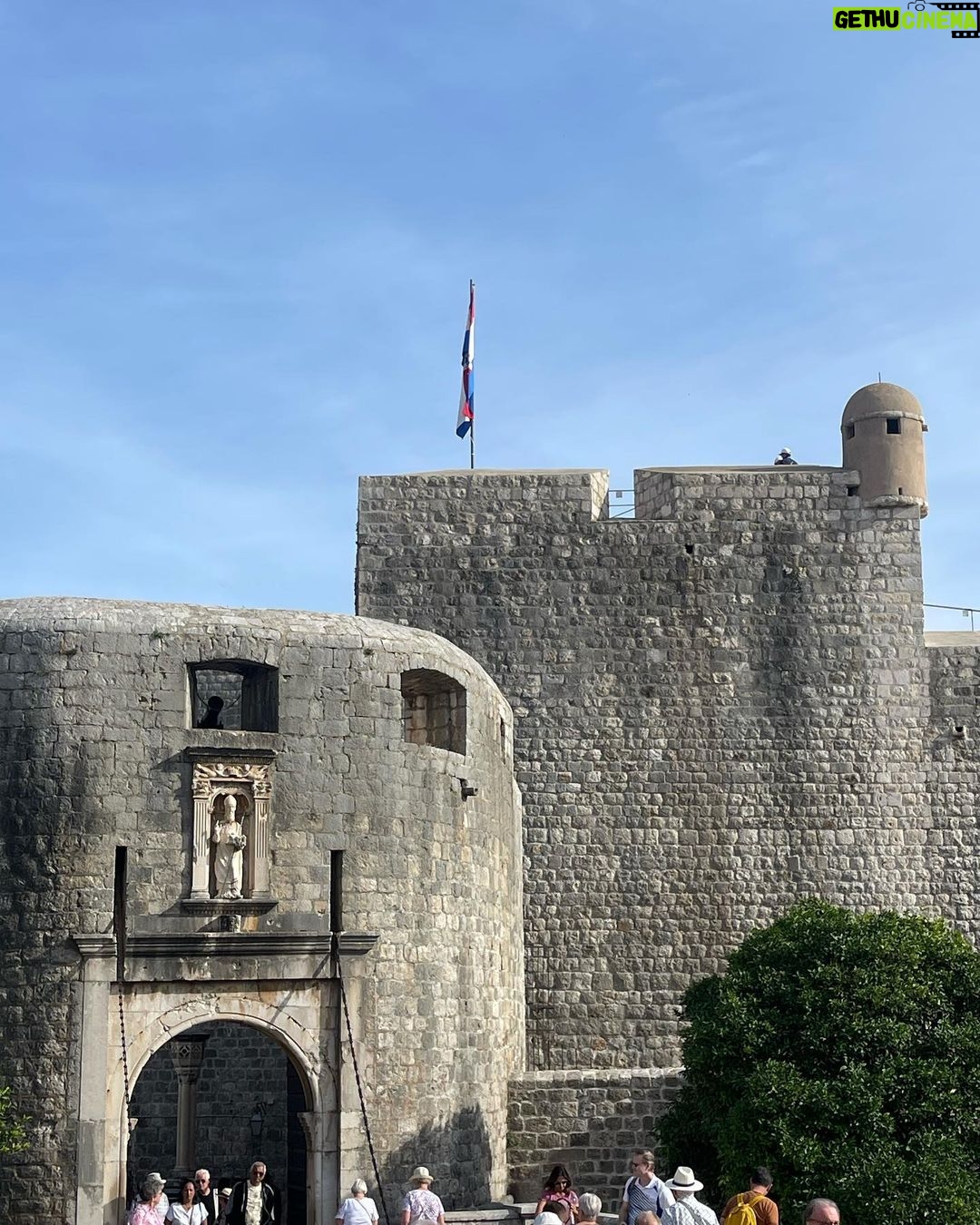Jess Impiazzi Instagram - Today we docked in Dubrovnik 🇭🇷 and took a taxi down to the old town where we got to have a look around #kingslanding 🐉 (for all the #gameofthrones fans) I love being Dora the explorer 🧜🏼♀️ @virginvoyages @trendingtravel 🩵🐉🧜🏼♀️🧚🏻♀️🦋🇭🇷🌊 Dubrovnik, Croatia