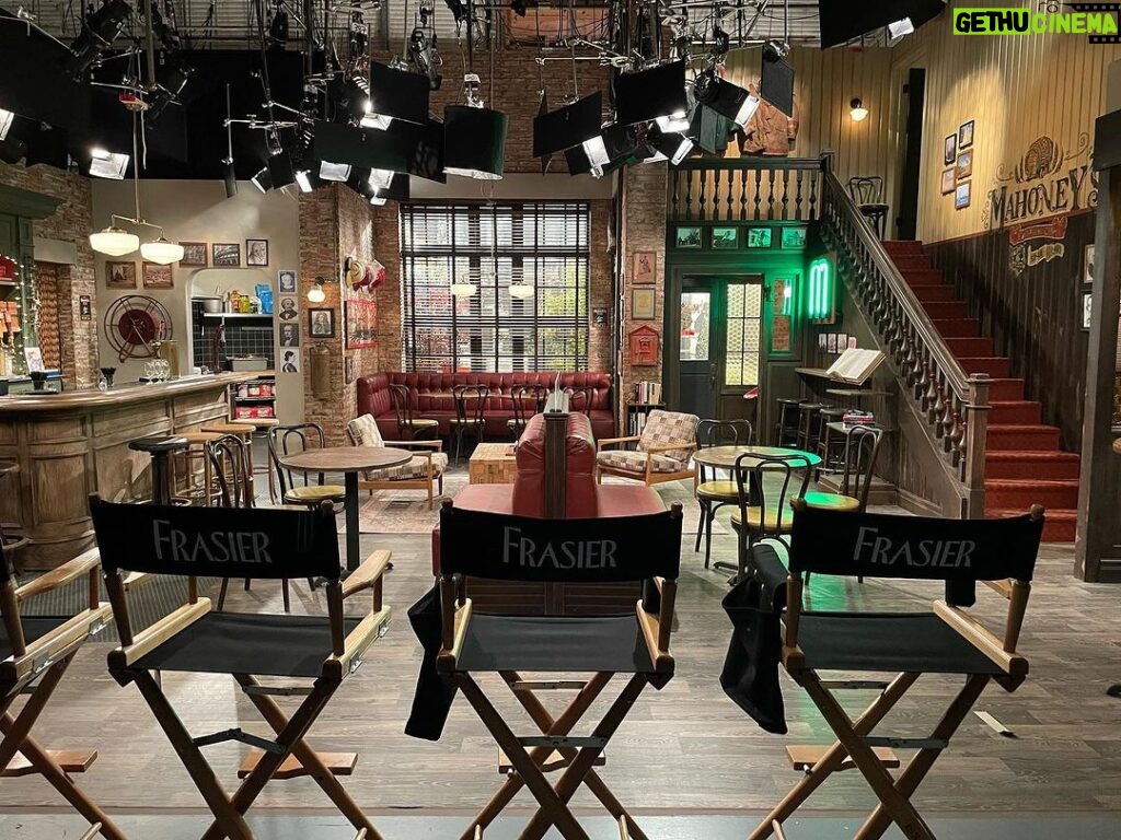 Jess Salgueiro Instagram - “My wish is coming true, you’ll all be very happy about that ” - Kelsey Grammer 💗 #frasier Special shout-out to slide #9 ❤️ Paramount Studios