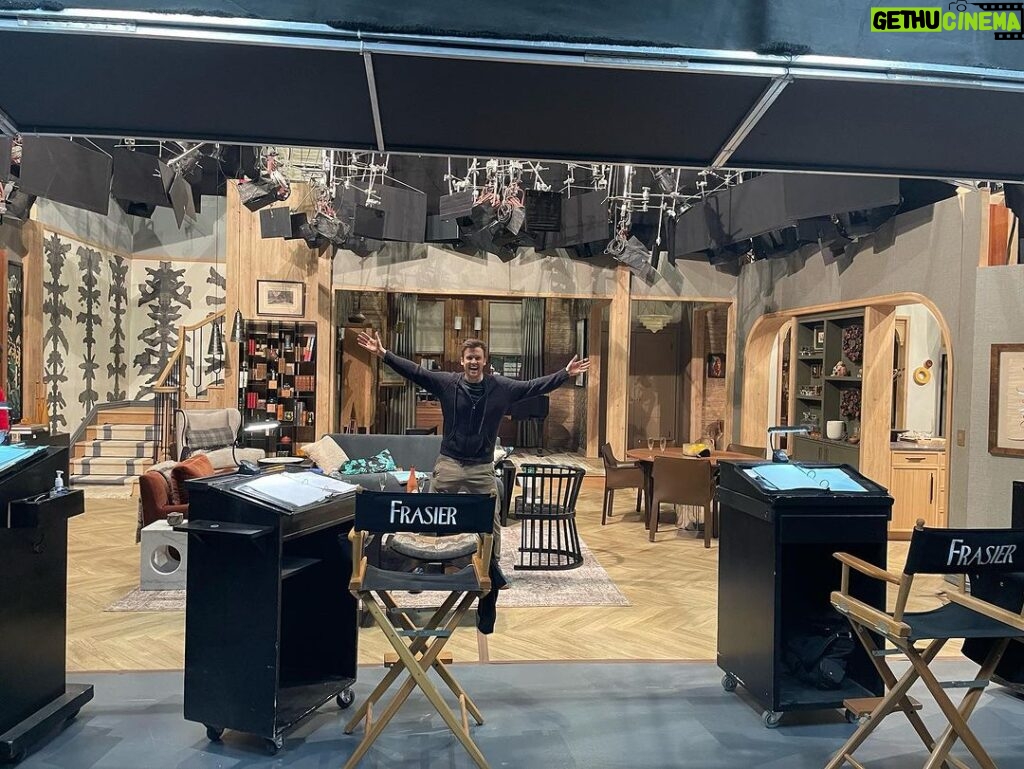 Jess Salgueiro Instagram - “My wish is coming true, you’ll all be very happy about that ” - Kelsey Grammer 💗 #frasier Special shout-out to slide #9 ❤ Paramount Studios
