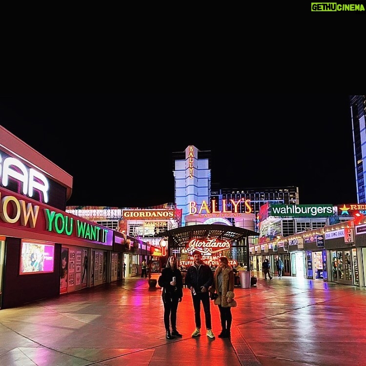 Jess Varley Instagram - 👨🏻🎨: @mickeykeating Freemont Street