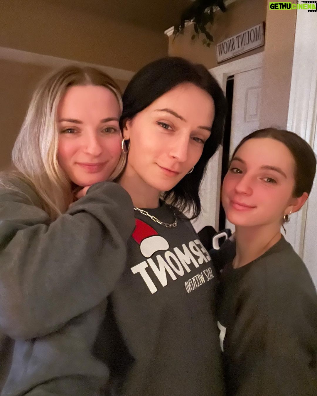 Jesse James Keitel Instagram - slope girl’s afraid to leave the slope ❄️ Mount Snow