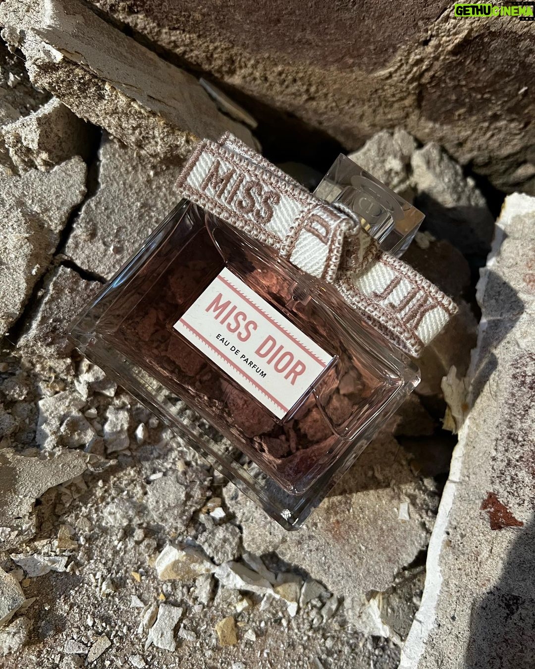 Jesse James Keitel Instagram - That’s MISS JJK to you 🌸 @dior always knows how to make me feel and smell beautiful — even while renovating a hundred year old Victorian lol. Thank you @diorbeauty ♥️ #MissDior #Wakeupforlove Hudson Valley, NY