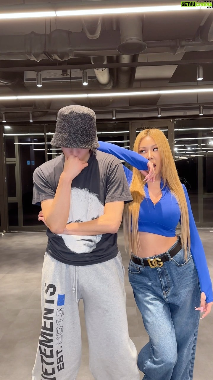 Jessi Instagram - BOOTY SO BIG… 😩😩😭😭 Get it @taeoxo_nct ❤️❤️❤️🔥🔥🔥 #gumchallenge #nct127 #태용 #taeyong #jessi #제시