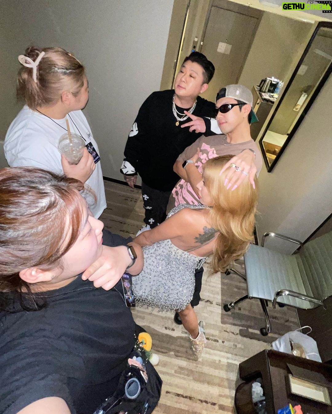 Jessi Instagram - Now taste that 😜😜👅👅 10/25 #GUM Bangkok, Thailand