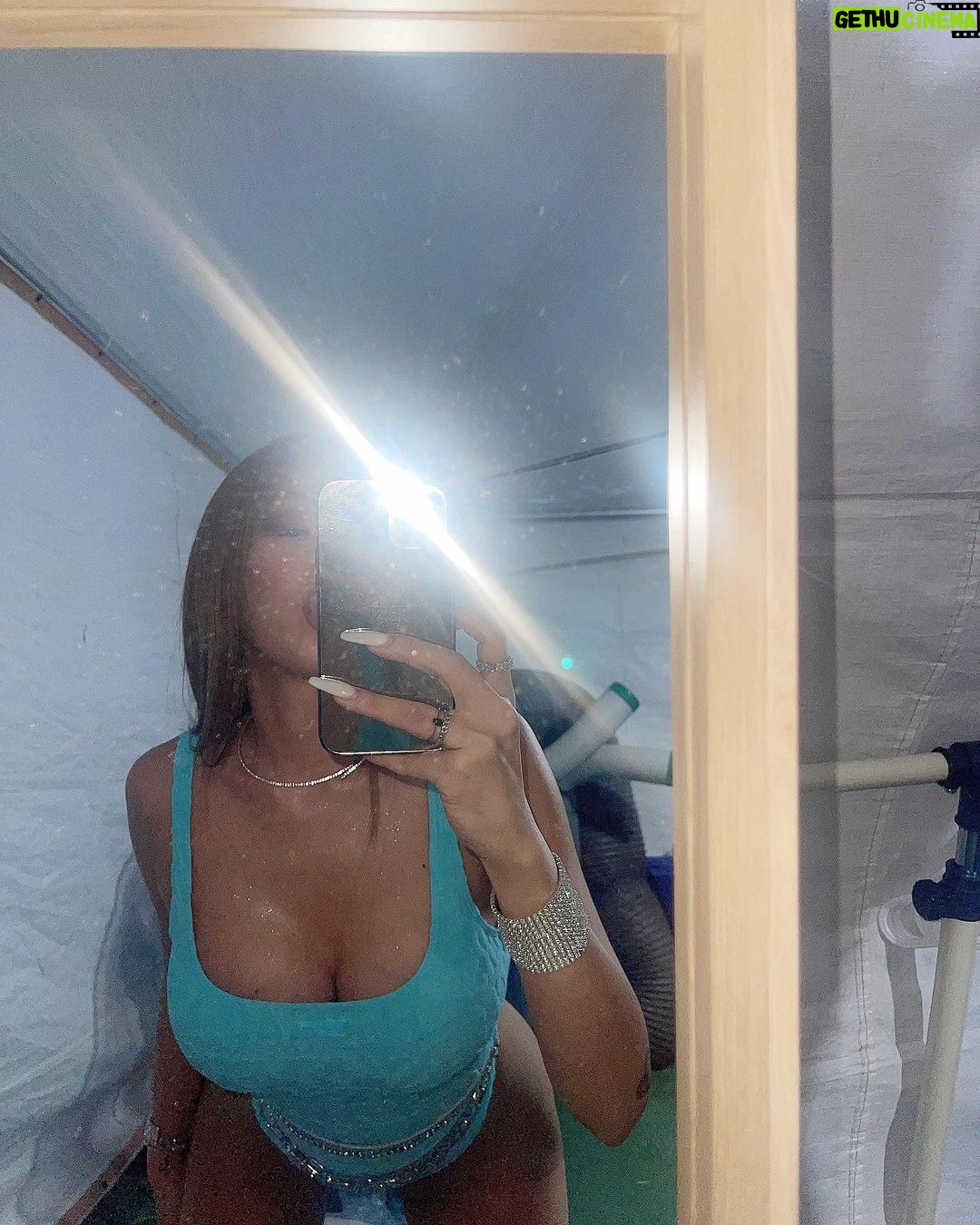 Jessi Instagram - Itβs truly been the wettest summer! π¦π¦π¦π¦π¦π¦ Thank you for having me waterbomb!! π©΅π©΅π©΅ love you jebbies!!! π«Άπ«Ά See you soon Vietnam!!!