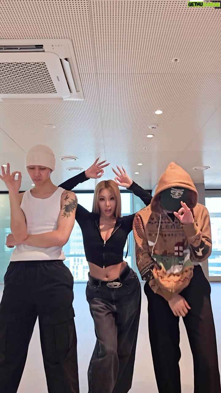 Jessi Instagram - A whole lotta junk in that trunk π©π©π©π©π₯π₯ wait for itβ¦. πππππ©π©π© @onyourm__ark @johnnyjsuh β€οΈβ€οΈβ€οΈ #gumchallenge #stuffedthatgum #nct127 #marklee #johnnysuh #jessi #μ μ